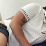 El padrastro confunde a su hijastro con su esposa y lo llena de semen por accidente!