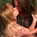 Een sexy rijpere MILF heeft haar eerste lesbische ervaring met de Beautiful Miss Anna Lynx