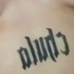 Putita tatuada me enseña cmo se unta hielos en sus pezones.