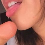 Lamiendo y chupando un dildo grande- Salmakia