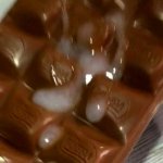 Belle-fille mange du chocolat avec du sperme